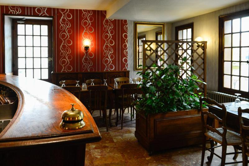 Logis Hotel Restaurant De La Poste Le Mêle-sur-Sarthe Esterno foto