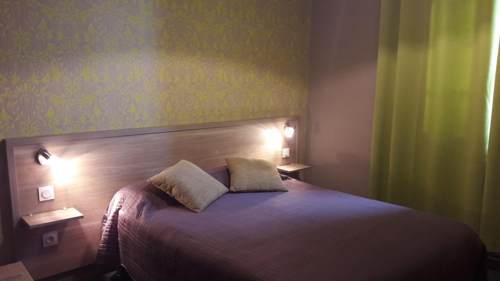 Logis Hotel Restaurant De La Poste Le Mêle-sur-Sarthe Esterno foto