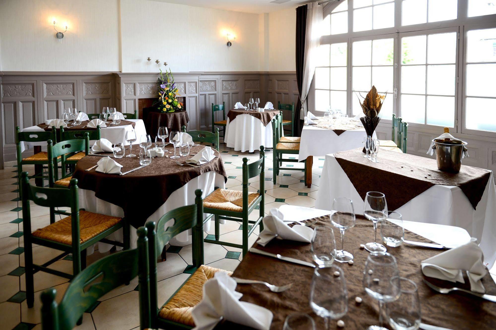 Logis Hotel Restaurant De La Poste Le Mêle-sur-Sarthe Esterno foto