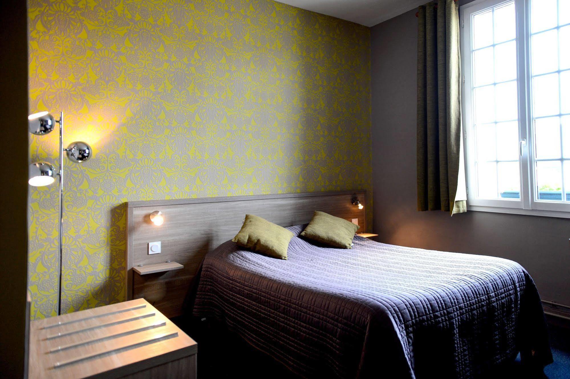 Logis Hotel Restaurant De La Poste Le Mêle-sur-Sarthe Esterno foto