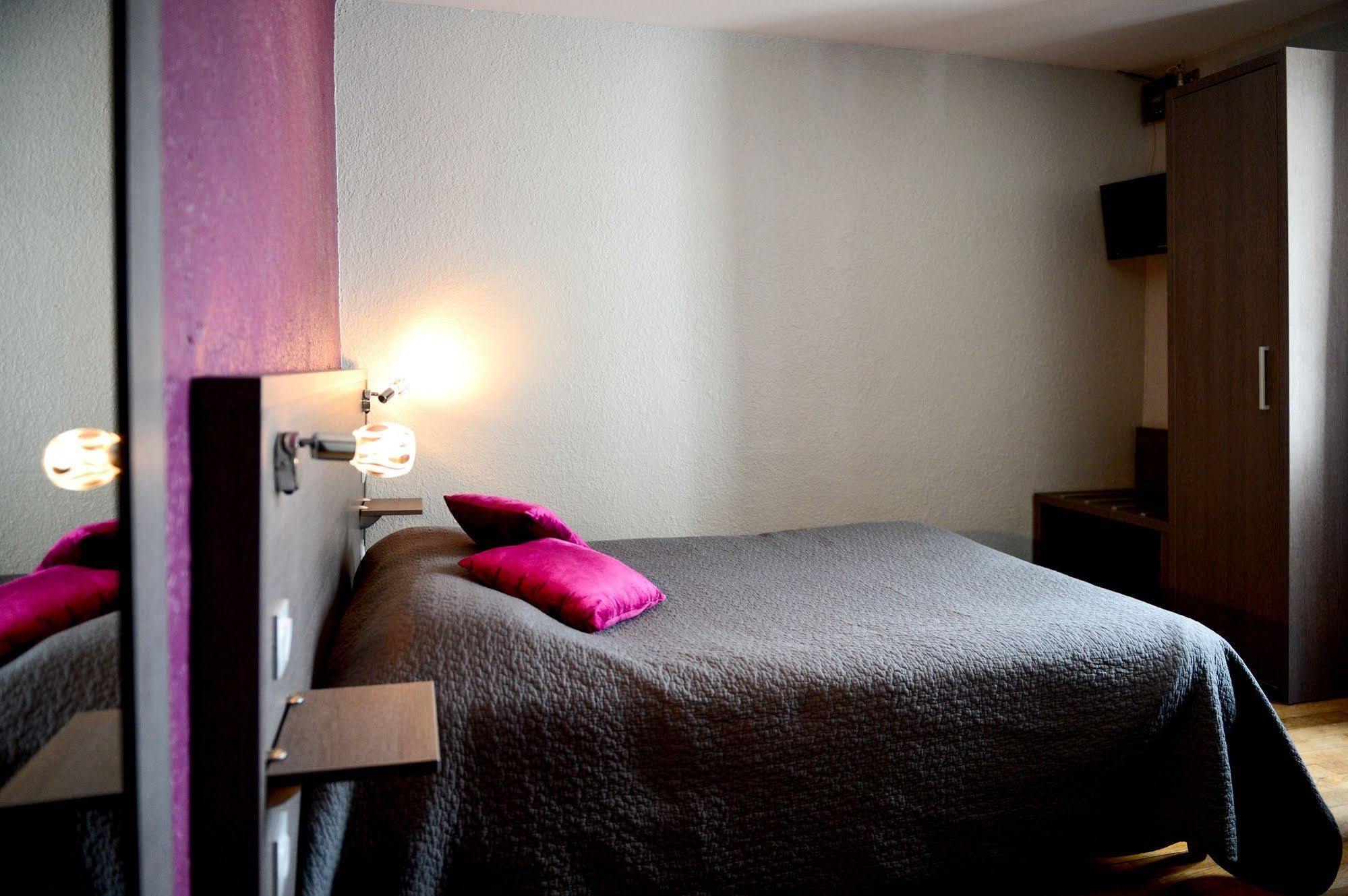 Logis Hotel Restaurant De La Poste Le Mêle-sur-Sarthe Esterno foto