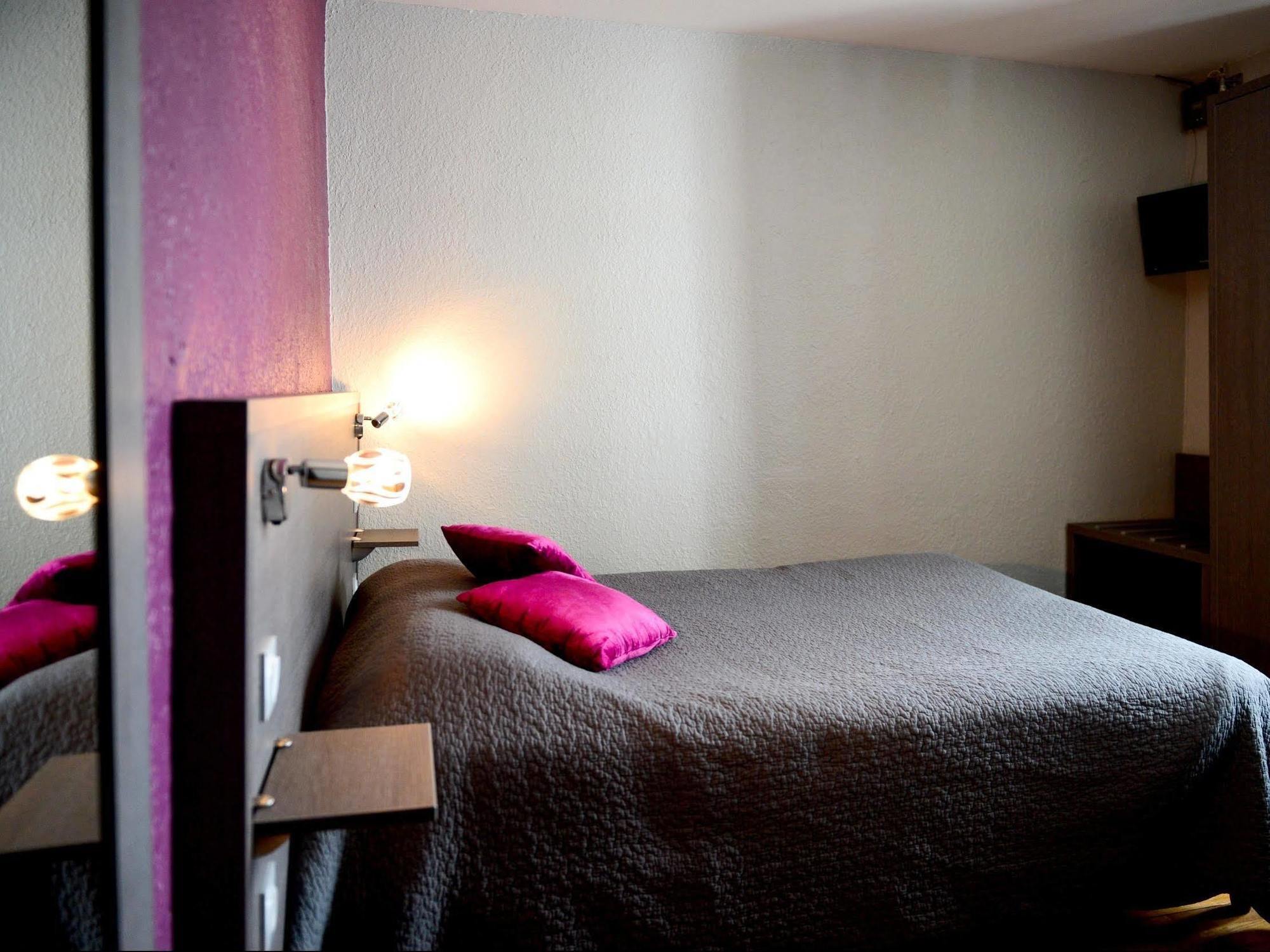 Logis Hotel Restaurant De La Poste Le Mêle-sur-Sarthe Esterno foto